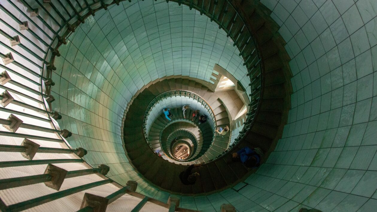 Evolúcia riadenia: Historické korene a etapy vývoja manažérskej teórie