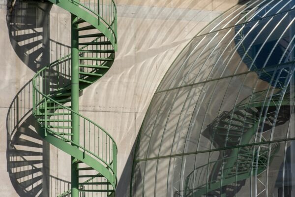 Školy manažmentu: Komparácia klasických, behaviorálnych a moderných prístupov